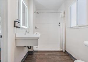 莫罗贝太平洋海岸旅馆 - 莫罗湾的白色的浴室设有水槽和淋浴。