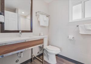 莫罗贝太平洋海岸旅馆 - 莫罗湾的白色的浴室设有卫生间和水槽。