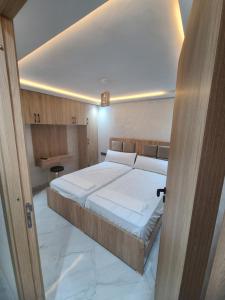 胡塞马Appartement VIP Panoramic Sea view et deluxe的一间卧室配有一张带白色床单的大床