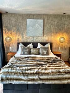 斯拉德明Chalet Maya的一间卧室配有一张带毯子的大床