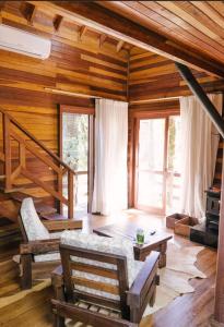 圣弗朗西斯科-迪保拉Parador Hampel的客厅设有木墙和木地板