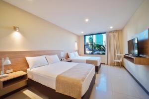 圣克鲁斯Chairu Eco Hotel的酒店客房设有两张床和一台平面电视。