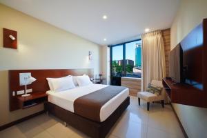圣克鲁斯Chairu Eco Hotel的酒店客房设有一张床和一个大窗户