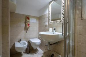 奥斯图尼Il Papavero的一间带水槽、卫生间和镜子的浴室