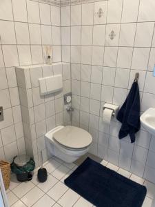 沃尔特湖畔韦尔登Apartment in Velden am Wörthersee, Top 4的白色的浴室设有卫生间和水槽。