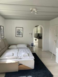 沃尔特湖畔韦尔登Apartment in Velden am Wörthersee, Top 4的白色卧室配有床和沙发
