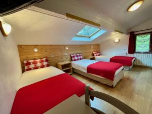 MizoënChalet Le Panoramique的一间卧室设有两张床和天窗
