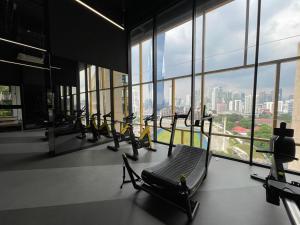 吉隆坡Opus Residence Kuala Lumpur By Great Service的一座建筑物里设有一连串跑步机的健身房