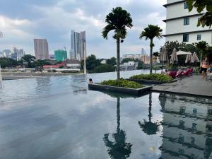 吉隆坡Opus Residence Kuala Lumpur By Great Service的一座城市天际线的游泳池