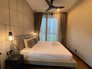 吉隆坡Opus Residence Kuala Lumpur By Great Service的卧室配有白色的床和吊扇