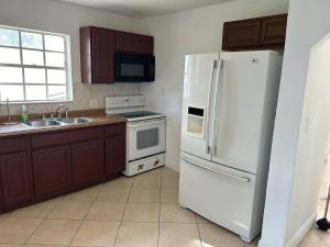 西棕榈滩Private Rooms in West Palm Beach - Next to Airport的厨房配有白色冰箱和水槽