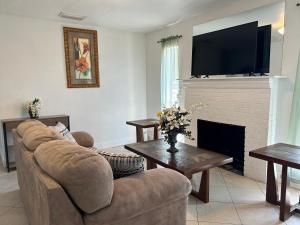 西棕榈滩Private Rooms in West Palm Beach - Next to Airport的带沙发和壁炉的客厅