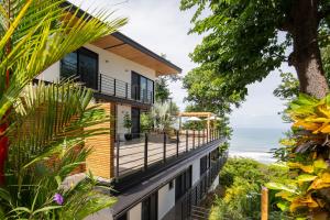 圣塔特蕾莎海滩Villa Nof Yam的房屋设有俯瞰大海的阳台