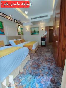 西迪基里尔Resort altayar Villa altayar 1 Aqua Park with Sea View的酒店客房,配有两张床,铺有地毯