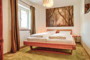 费穆德Ferienwohnung Biobauernhof Peter Anderl Hof的一间卧室设有两张床,墙上挂着一幅画