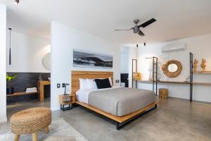 圣塔特蕾莎海滩Villa Nof Yam的白色卧室配有床和椅子