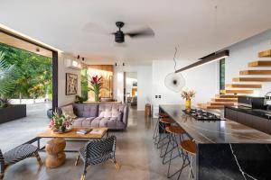 圣塔特蕾莎海滩Villa Nof Yam的厨房以及带桌椅的起居室。