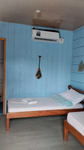 CareiroAmazon Boto Lodge Hotel的一间设有一张蓝色墙壁的床的房间