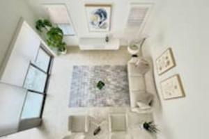 尔湾Spacious 4BR/4BA Home in Irvine的客厅享有高空美景,设有白色的墙壁
