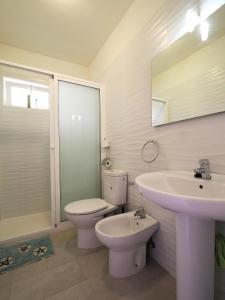 卡勒达德福斯特Casa Nicole的白色的浴室设有卫生间和水槽。