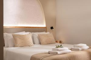 古瓦伊Elea Suites & Residences的卧室配有白色床和毛巾