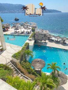 阿卡普尔科Suites Omega Torres Gemelas的享有度假村游泳池的景致