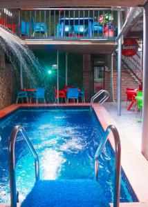 拉各斯Definite Destiny Hotel by YOTRAD的一个带喷泉的游泳池