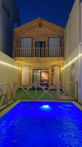 杜拉特阿拉尔درة العروس اكواخ الدره的一座晚上设有游泳池的房子