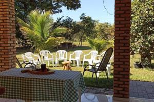 ChavantinaChácara Beira Rio - NX -MT的院子里的一组椅子和一张桌子