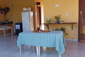 ChavantinaChácara Beira Rio - NX -MT的厨房里的桌子上摆着一个摆着格子的桌布