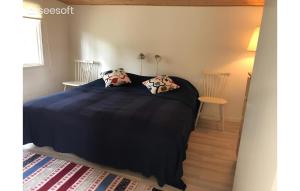 韦斯特维克2 Bedroom Cozy Home In Vstervik的一间卧室配有一张带两个枕头的床