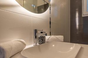 比奥格勒·纳·莫鲁Apartments L&D的浴室设有白色水槽和镜子