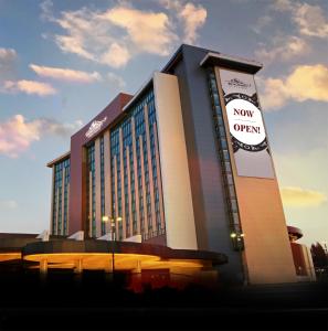 奥本Muckleshoot Casino Resort的一座大建筑,上面有新的开放式标志