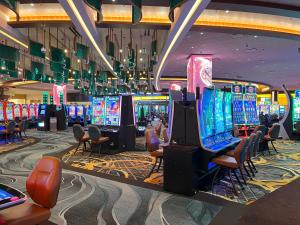 奥本Muckleshoot Casino Resort的赌场里的一帮电子游戏机