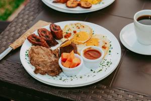 韦韦特南戈Conceptos Campestre的包括鸡蛋香肠和水果的早餐食品