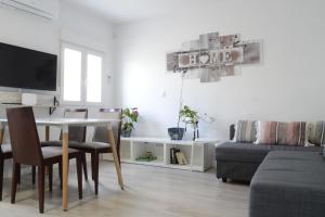 马德里Bonito Apartamento Madrid Rio的客厅配有桌子和沙发