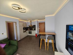 圣路易Charming apartment with Garden, Free Parking near Basel, Airport, Ger'many, France,的客厅以及带桌椅的厨房。