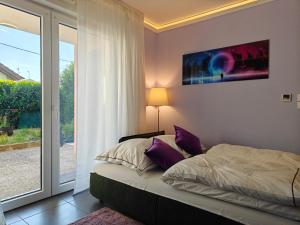 圣路易Charming apartment with Garden, Free Parking near Basel, Airport, Ger'many, France,的一间卧室设有一张床和一个滑动玻璃门