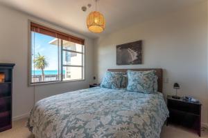 欧尼坦基The Sands - Apartment 19的一间卧室设有一张床,享有海景