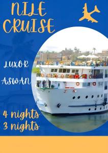 阿斯旺Nile CRUISE NPS Every Monday from Luxor 4 nights & every Friday from Aswan 3 nights的一艘在水中航行的游轮,用尼尔河航行