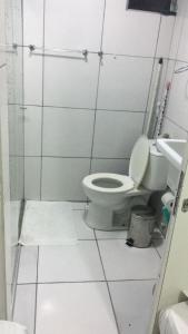 累西腓Boa Vista的一间带卫生间和水槽的浴室