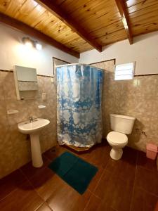 普埃洛湖Chacra confluenza的一间带卫生间和水槽的浴室