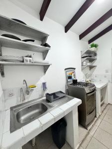圣克鲁斯Acogedor independiente-Casa JH B的厨房配有水槽和炉灶