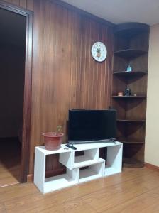 HuamboyaDEPARTAMENTO completo cercano a muchos lugares的一间客厅,在白色的橱柜上配有电视