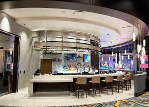 奥本Muckleshoot Casino Resort的大堂设有带凳子的酒吧