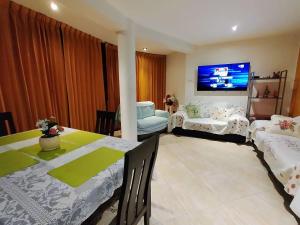 特鲁希略Apartamento en el corazón de Trujillo的客厅配有餐桌和电视