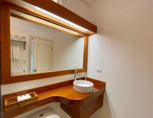 阿约拉港托莱格拉帕格斯精品套房公寓的一间带水槽和大镜子的浴室
