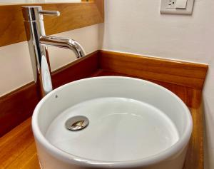 阿约拉港托莱格拉帕格斯精品套房公寓的浴室内设有一个白色水槽和水龙头