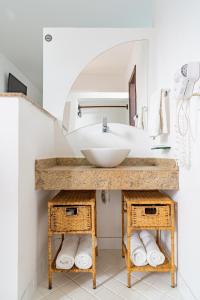 卡波布里奥Pousada Porto Fino的一间带水槽和镜子的浴室