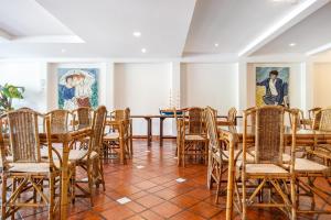卡波布里奥Pousada Porto Fino的配有桌椅的房间
